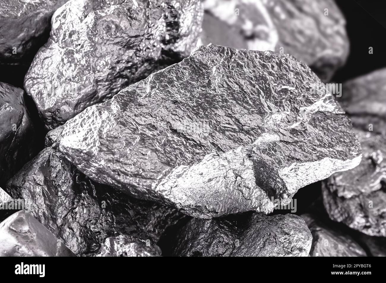 pietra di cobalto su sfondo nero isolato. Minerale industriale utilizzato nell'edilizia e nella medicina , macrofotografia Foto Stock