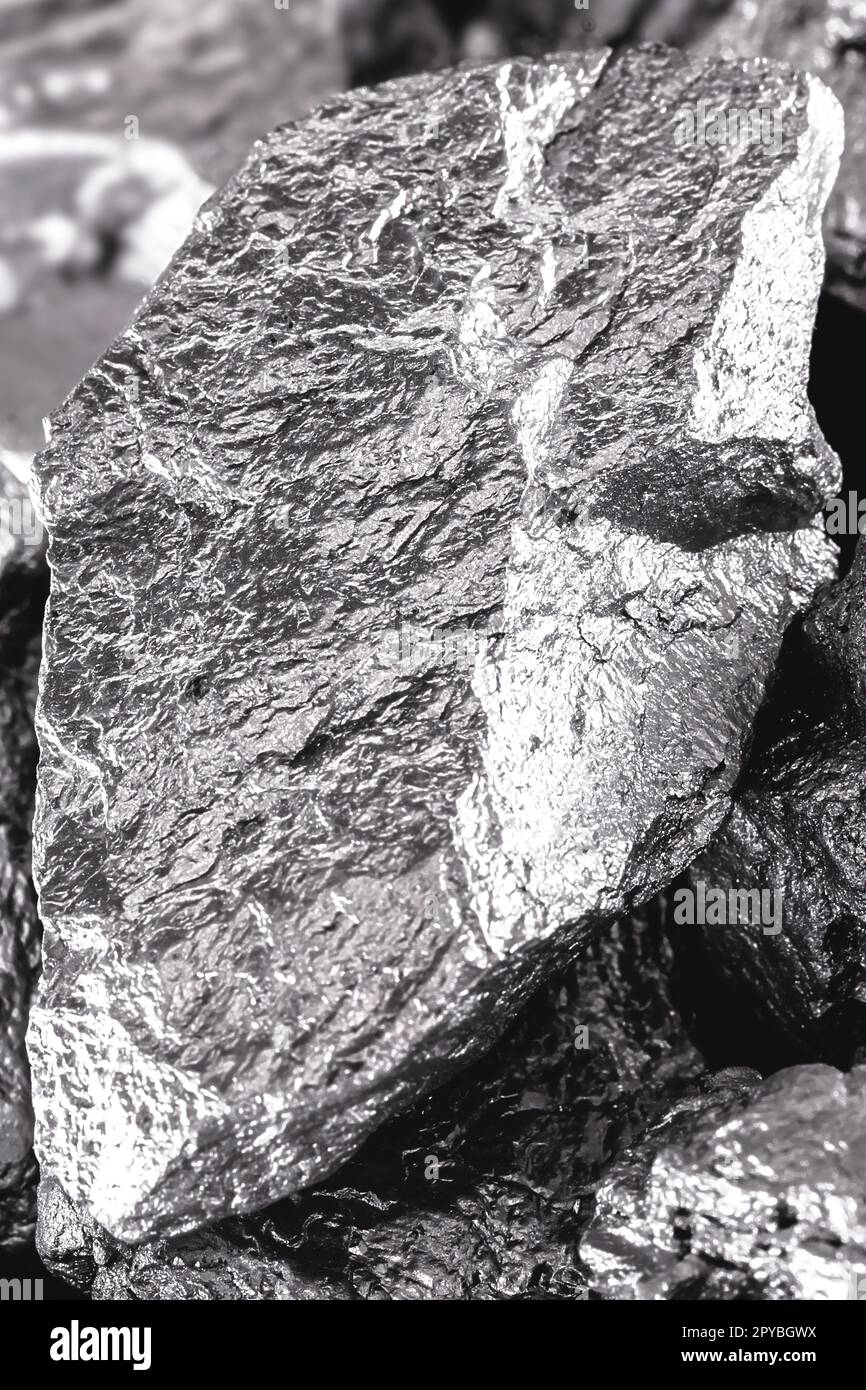 pietra di cobalto su sfondo nero isolato. Minerale industriale utilizzato nell'edilizia e nella medicina , macrofotografia Foto Stock