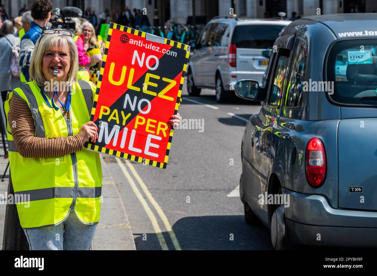Londra, Regno Unito. 3rd maggio, 2023. I manifestanti fanno il tifo e fischiano quando qualcuno emette un segnale acustico a sostegno del loro corno - Un arresto la ULEZ (ultra low emission zone) e anti Sadiq Khan (sindaco di Londra) protesta a Trafalgar Square. Credit: Guy Bell/Alamy Live News Foto Stock