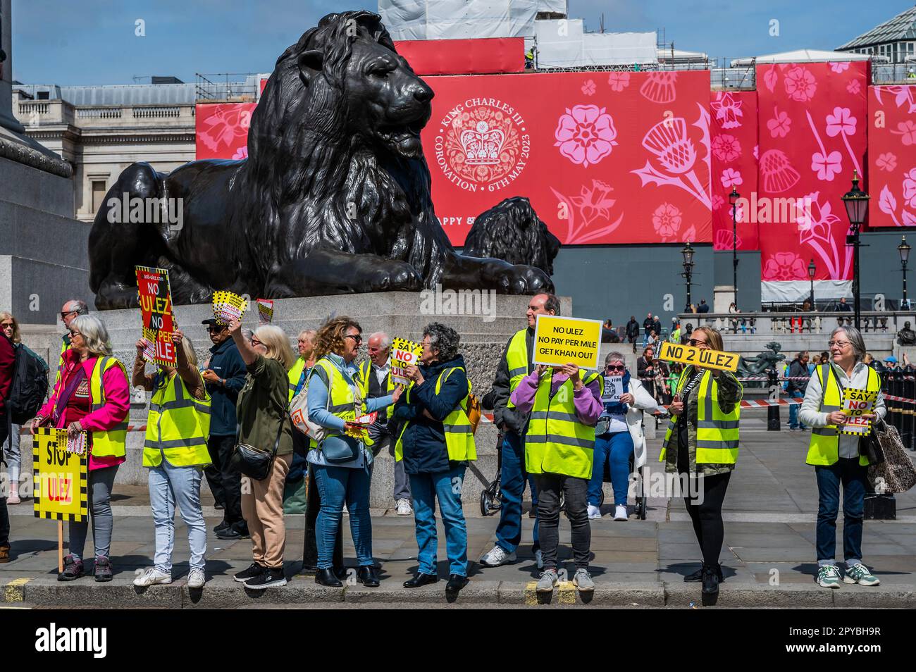 Londra, Regno Unito. 3rd maggio, 2023. I manifestanti fanno il tifo e fischiano quando qualcuno emette un segnale acustico a sostegno del loro corno - Un arresto la ULEZ (ultra low emission zone) e anti Sadiq Khan (sindaco di Londra) protesta a Trafalgar Square. Credit: Guy Bell/Alamy Live News Foto Stock