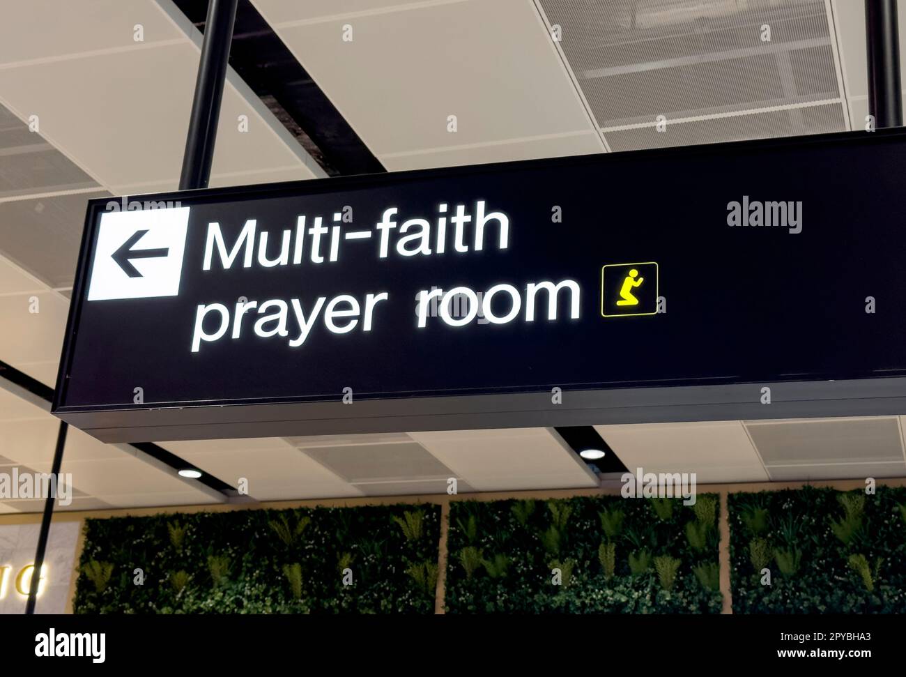 Segno della sala di preghiera multi-fede, per diverse fedi e religioni, Aeroporto Internazionale di Manchester, terminal2, Inghilterra, Regno Unito, M90 1QX Foto Stock