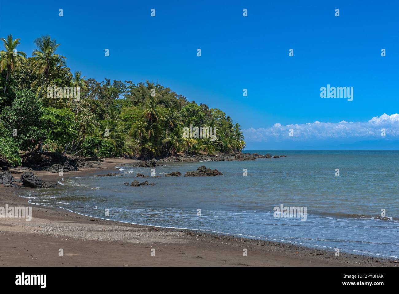 Spiaggia di sabbia della piccola città di Drake Bay, Puntarenas, Costa Rica Foto Stock