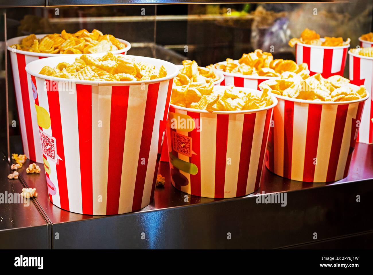 patatine fritte in diversi pacchetti prima di guardare un film, fine settimana in famiglia Foto Stock