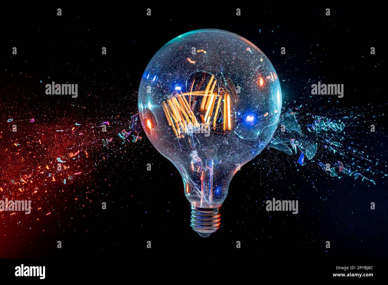 la lampadina grande esplode su sfondo nero Foto Stock