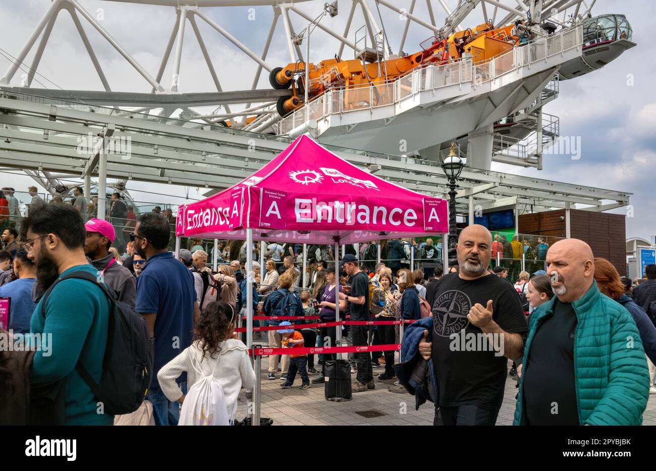 Persone in coda per il London Eye, ingresso A, Westminster, Regno Unito Foto Stock