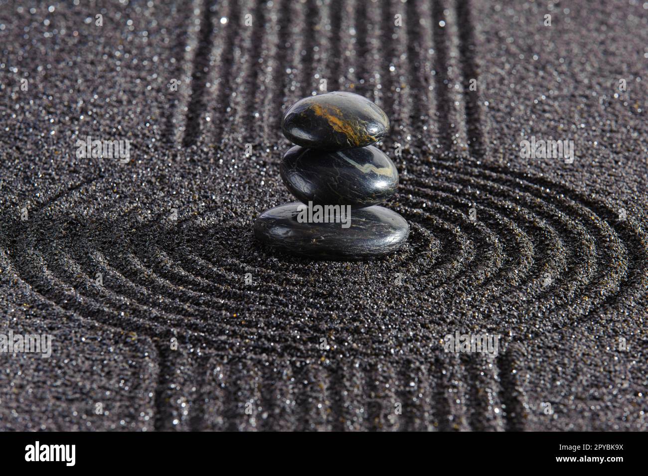Giapponese giardino Zen con pietra in sabbia testurizzata Foto Stock