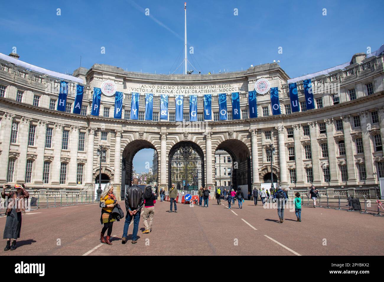 Londra, Regno Unito. 03rd maggio, 2023. I turisti passano sotto un messaggio "felice e glorioso" sull'Admiralty Arch mentre Londra si prepara all'incoronazione di Re Carlo III il 6th maggio. Credit: Sinai Noor/Alamy Live News Foto Stock