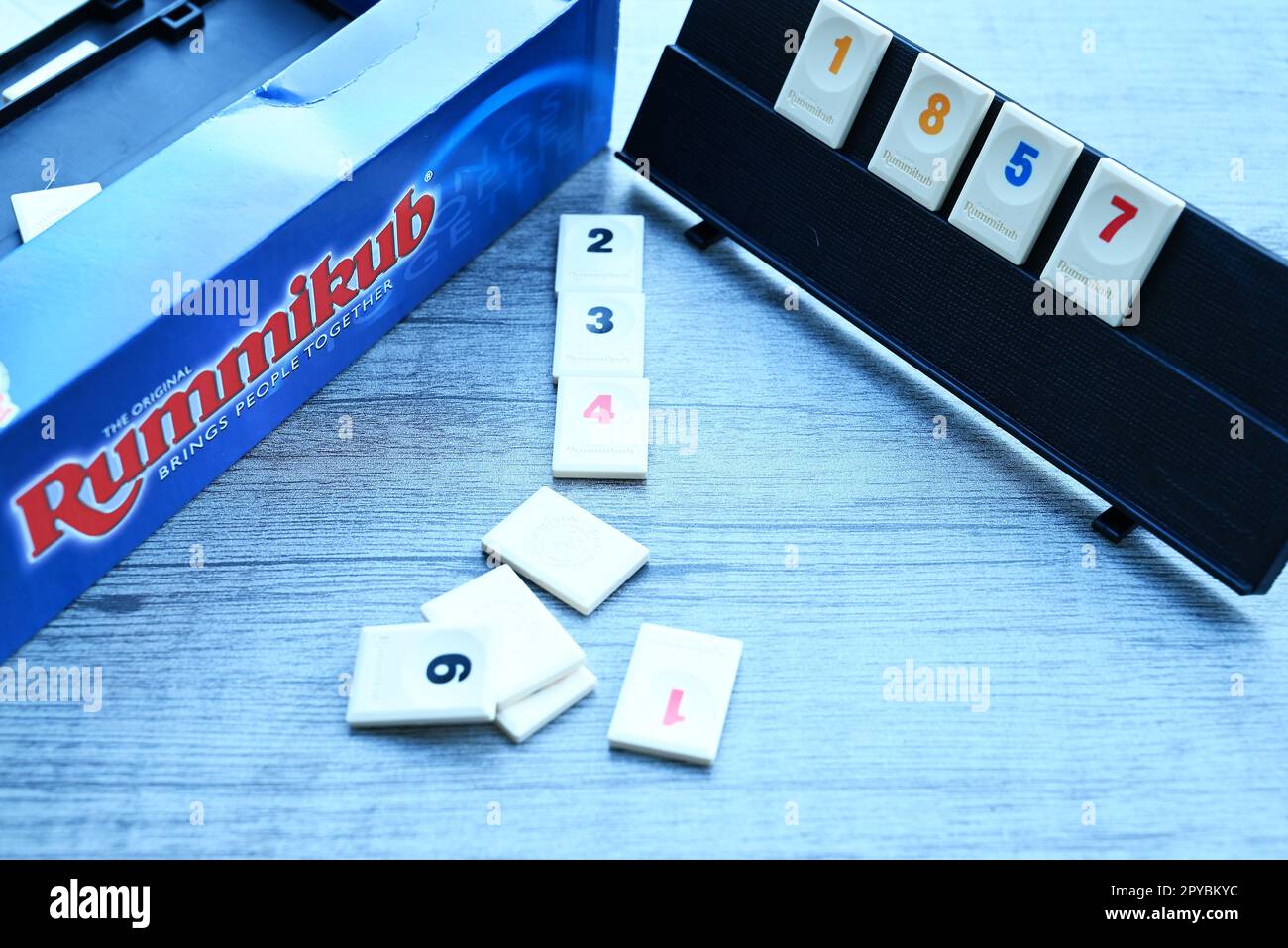 Lublino, Polonia. 02 Maggio 2023.Rummikub gioco da tavolo logico con numero di tessere. Foto Stock