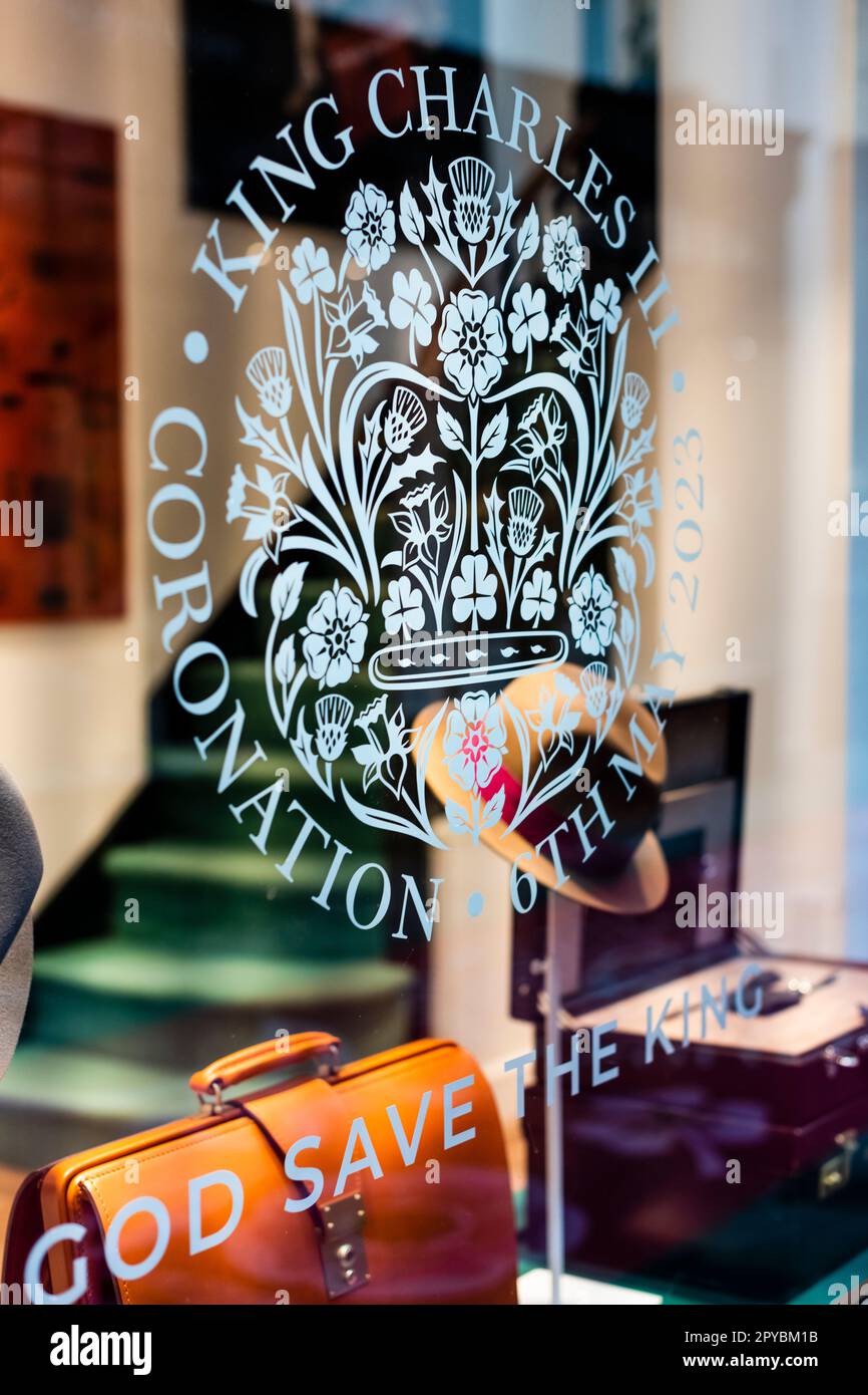 Logo stinciso inciso sulla vetrina di un negozio che celebra l'incoronazione di re Carlo Londra, maggio 2023 Foto Stock