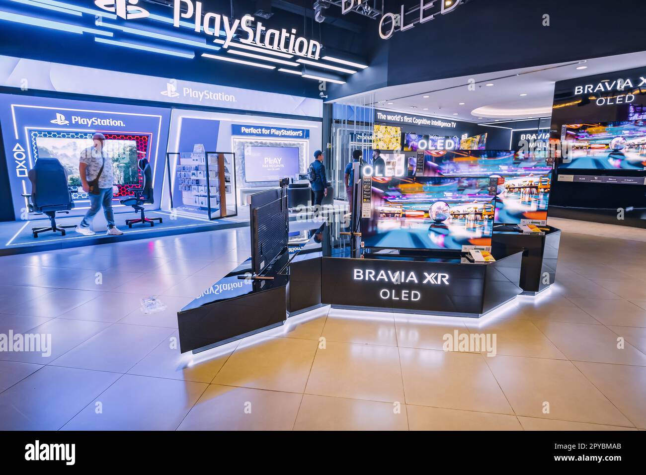 18 gennaio 2023, Dubai, Emirati Arabi Uniti: Schermo OLED BRAVIA in vendita nei negozi di elettronica Foto Stock