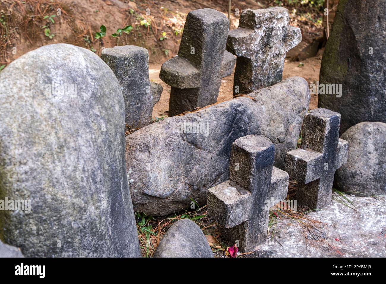 Deidad Pascual Abaj, situado en su altar, cerro Turkaj, Chichicastenango, Quiché, Guatemala, America Centrale Foto Stock