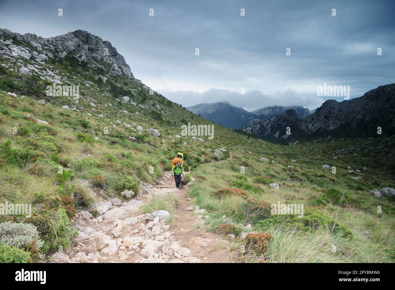 Scorsionista salendo il comellare del Prat. Escorca, sierra de tramuntana, Maiorca. Isole Baleari. Spagna. Foto Stock