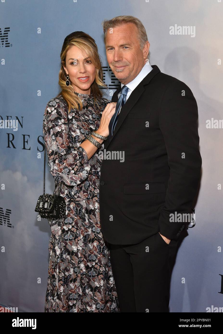 Christine Baumgartner e Kevin Costner assistono allo screening speciale di New York "Hidden Figures" il 10 dicembre 2016 a New York City. Foto Stock