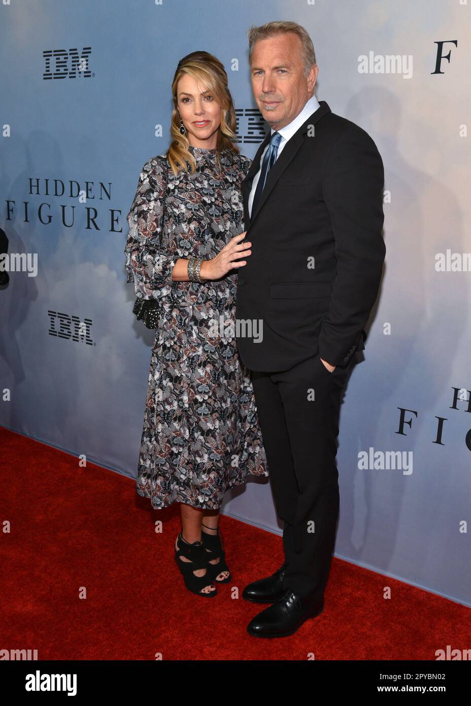 Christine Baumgartner e Kevin Costner assistono allo screening speciale di New York "Hidden Figures" il 10 dicembre 2016 a New York City. Foto Stock
