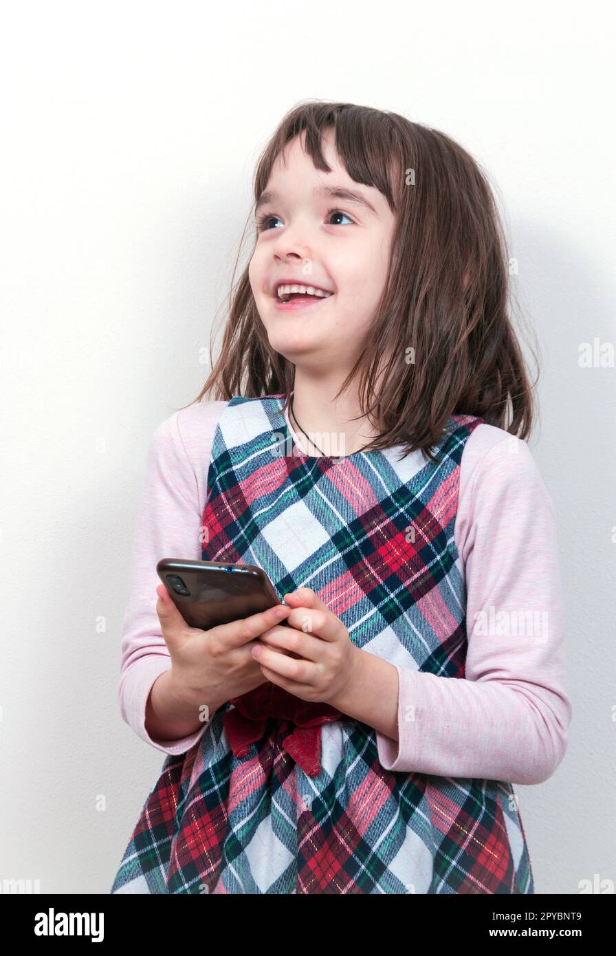 Bambina con il telefono Foto Stock