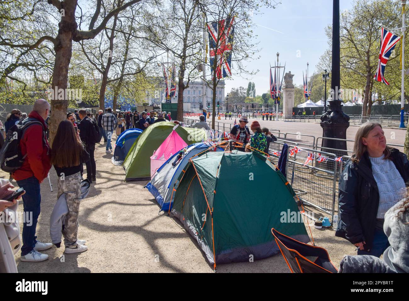 Londra, Regno Unito. 3rd maggio 2023. I superfani reali hanno allestito un campo sul Mall vicino a Buckingham Palace davanti all'incoronazione di Re Carlo III Credit: Vuk Valcic/Alamy Live News Foto Stock