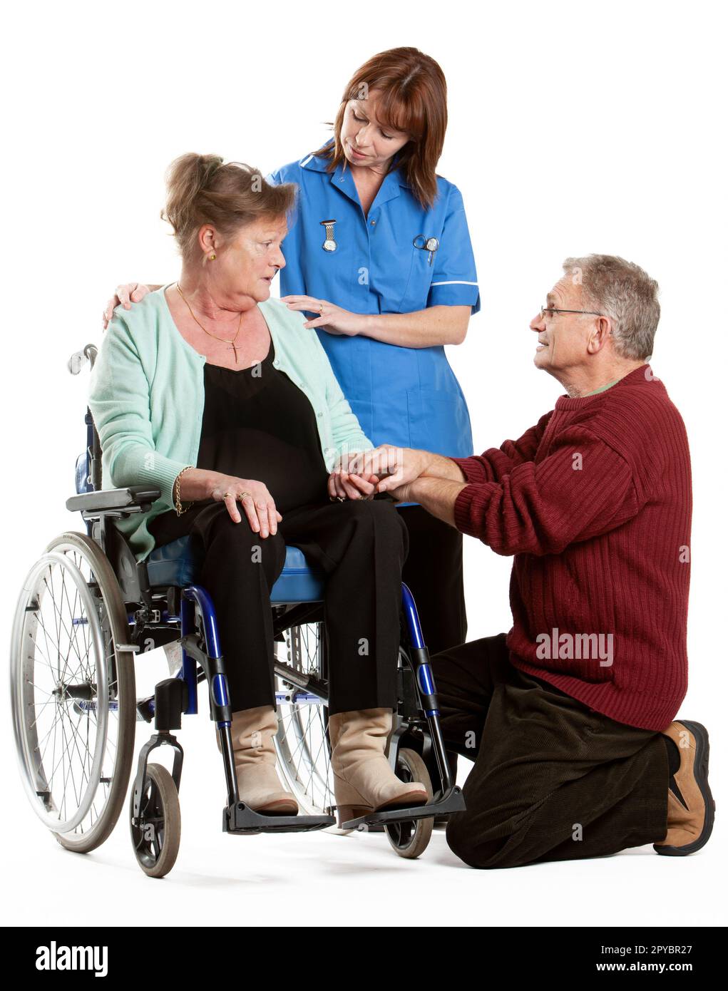 Professionisti della salute: Cura del paziente. Un paziente anziano su una sedia a rotelle che riceve il supporto del suo partner e di un'infermiera. Da una serie di immagini correlate. Foto Stock
