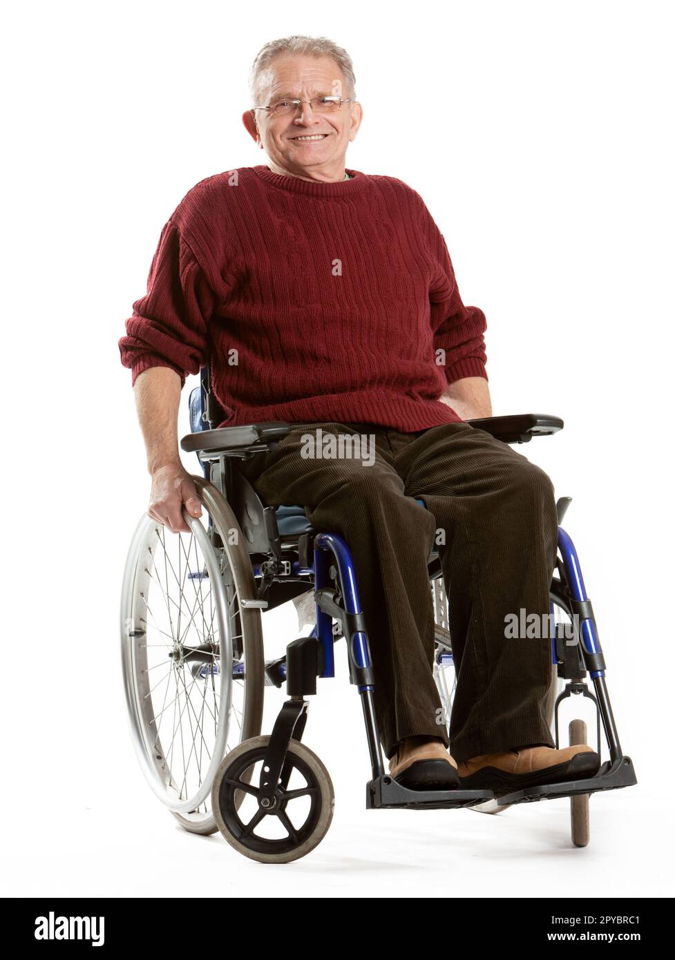 Professionisti della salute: Sedia a rotelle utente. Un uomo anziano seduto in sedia a rotelle. Da una serie di immagini correlate, intera lunghezza isolata su bianco. Foto Stock