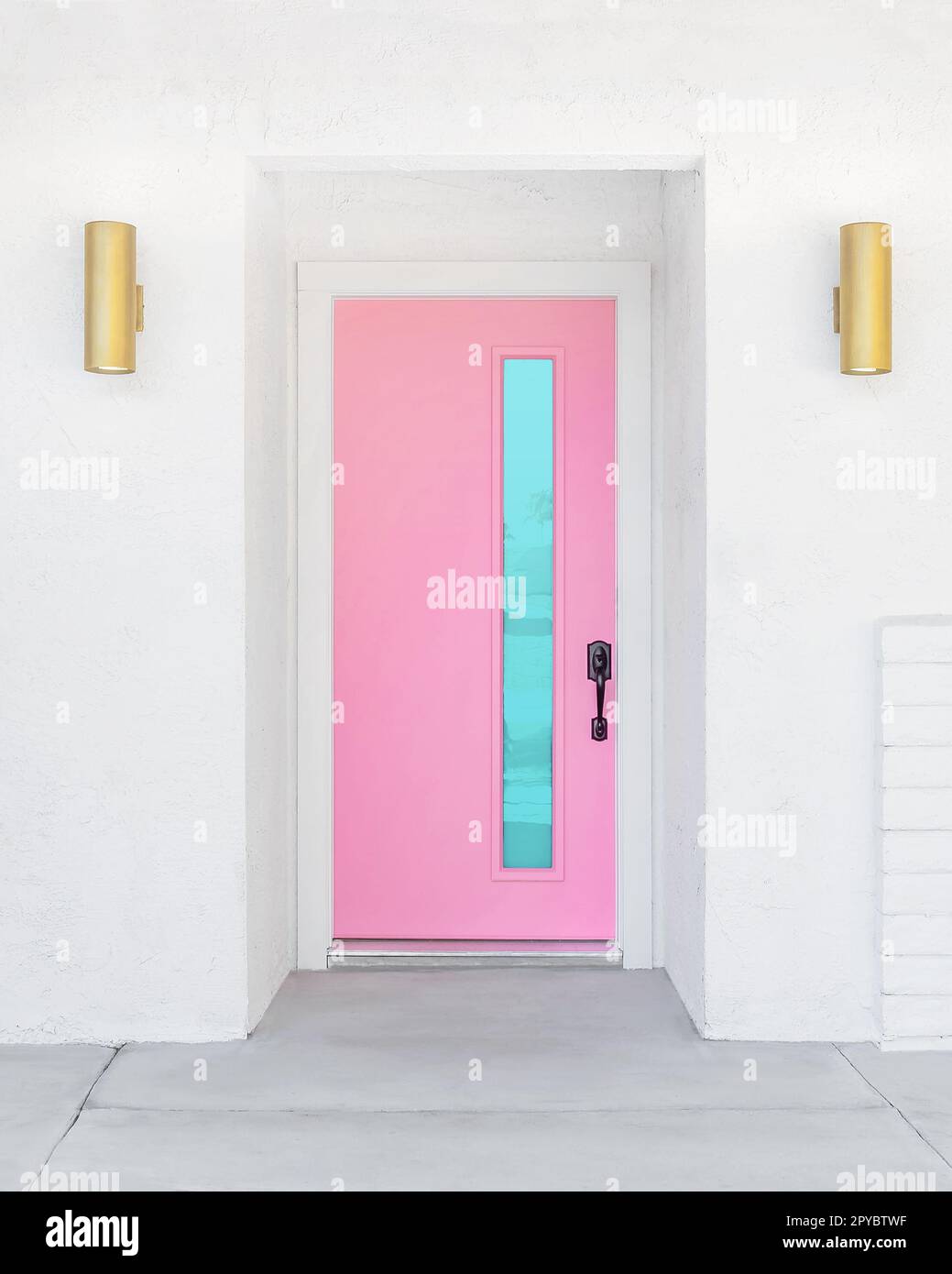 Porta rosa su una casa moderna di metà secolo a Palm Springs, California Foto Stock