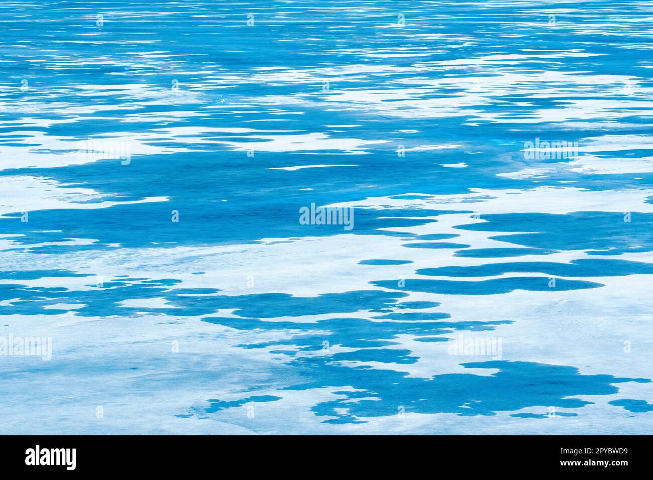 Sfondo testurizzato di ghiaccio blu di acqua di lago ghiacciata in inverno Foto Stock