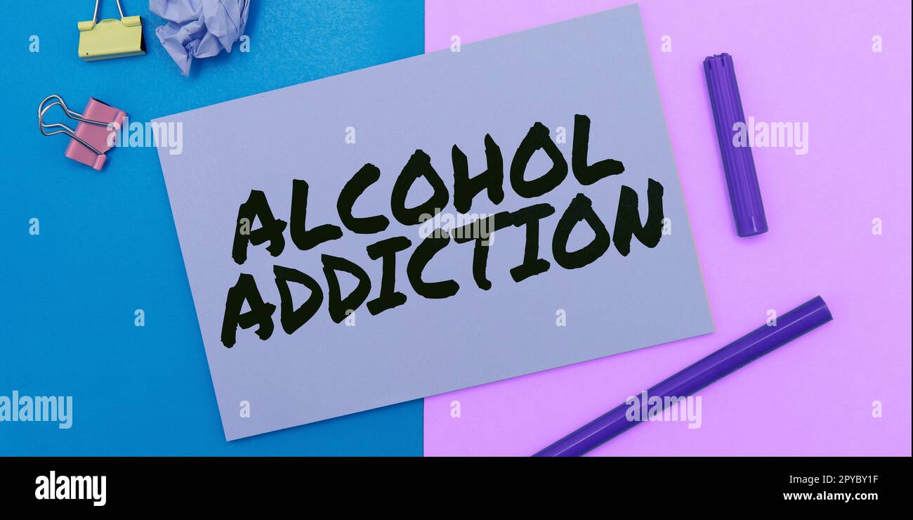 Segno che mostra alcool Addiction. Parola per caratterizzata da consumo frequente ed eccessivo di bevande alcoliche Foto Stock