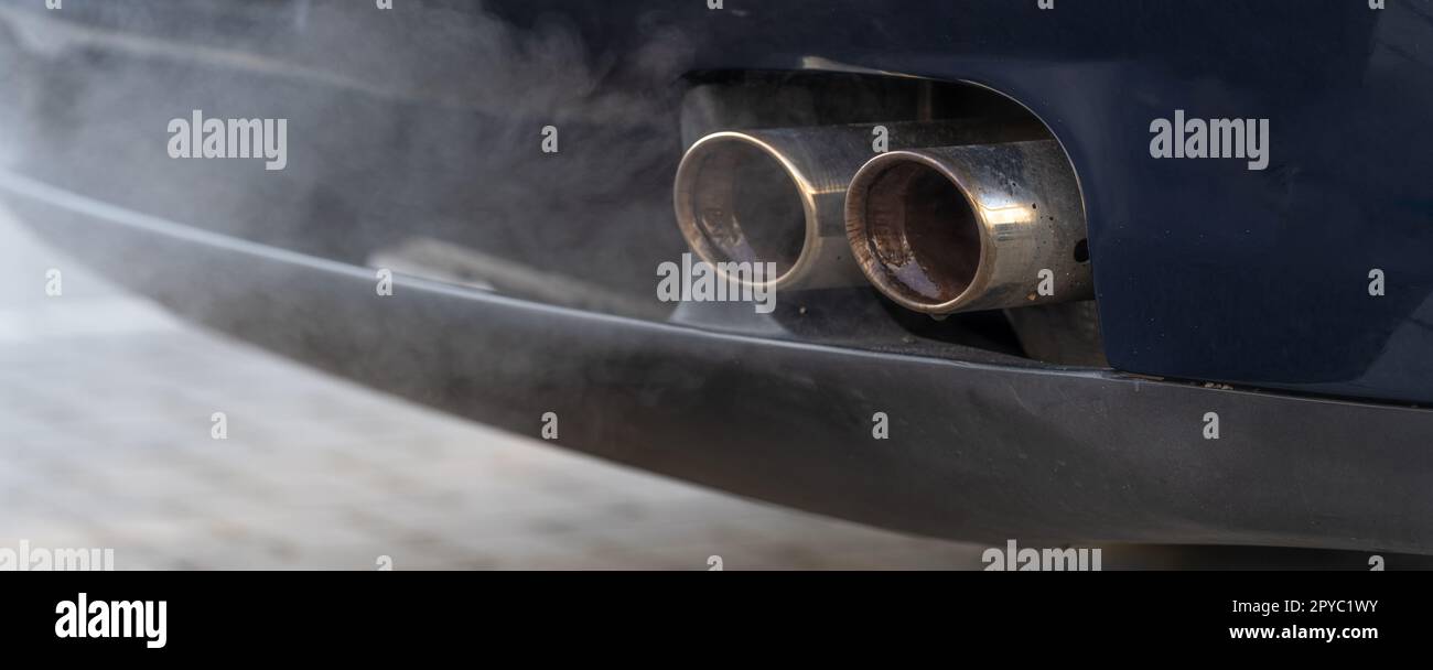 fumo dallo scarico di un'auto con un motore a benzina, banner con spazio  copia Foto stock - Alamy