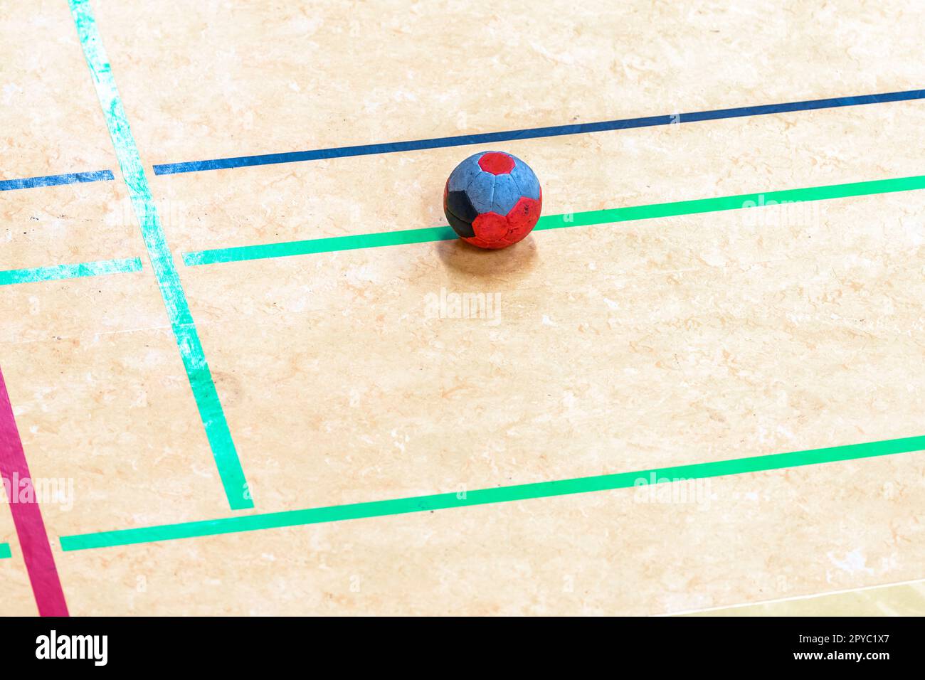 pallamano, palla sul pavimento dell'area di gioco Foto Stock pallamano, palla sul pavimento dell'area di gioco Foto Stock