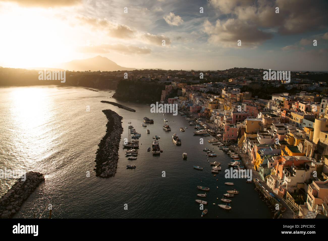 Bellissimo villaggio di pescatori, Marina Corricella sull'isola di Procida, Golfo di Napoli, Italia. Foto Stock
