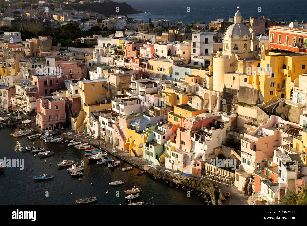 Bellissimo villaggio di pescatori, Marina Corricella sull'isola di Procida, Golfo di Napoli, Italia. Foto Stock