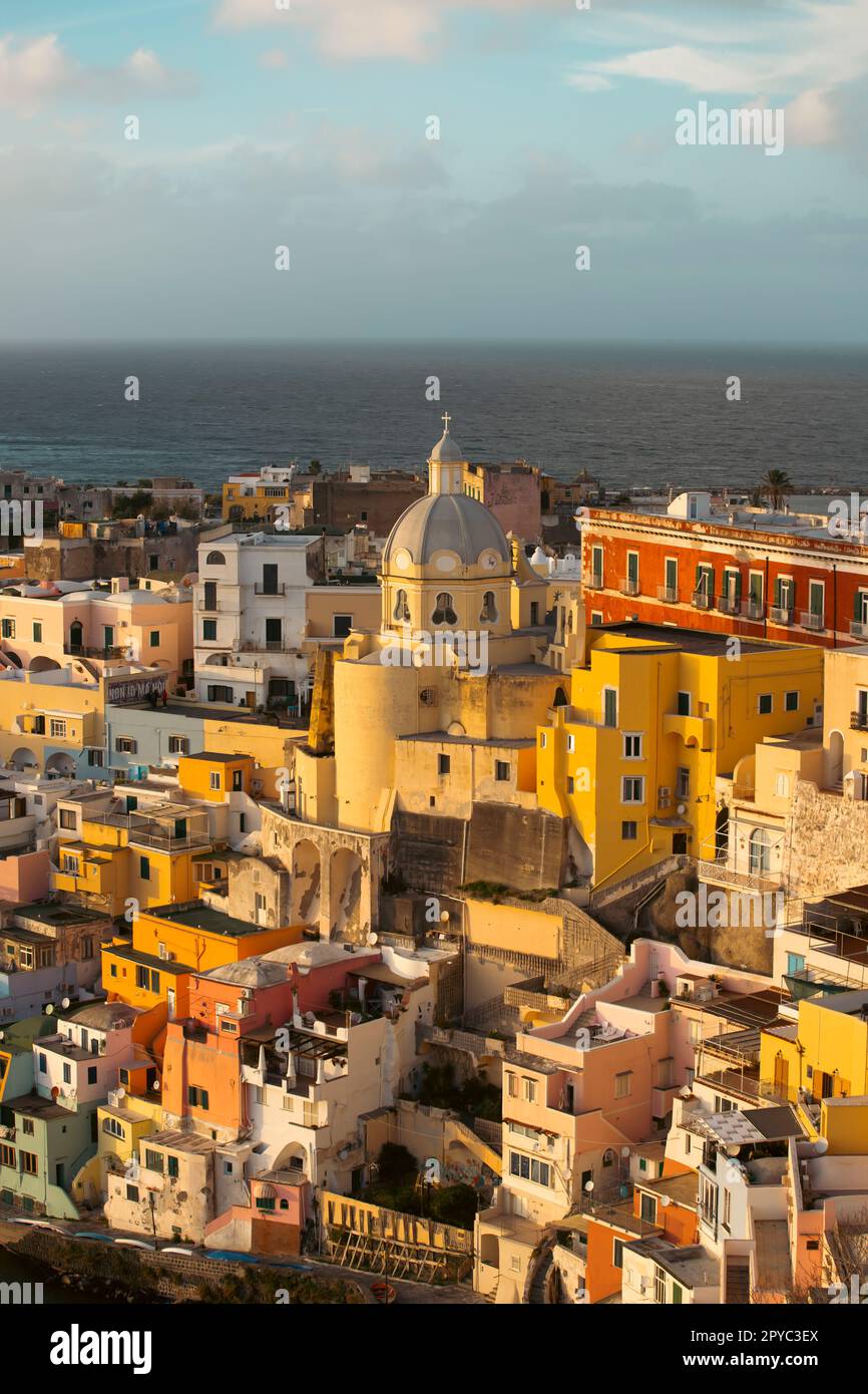 Splendido villaggio di pescatori in un magico tramonto, Marina Corricella sull'isola di Procida, Golfo di Napoli, Italia. Foto Stock