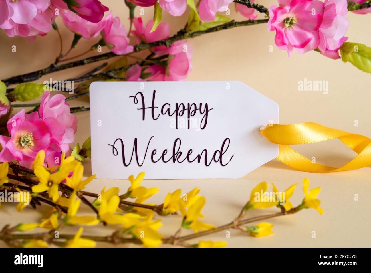 Decorazione di fiori di primavera, etichetta con testo inglese Happy Weekend Foto Stock