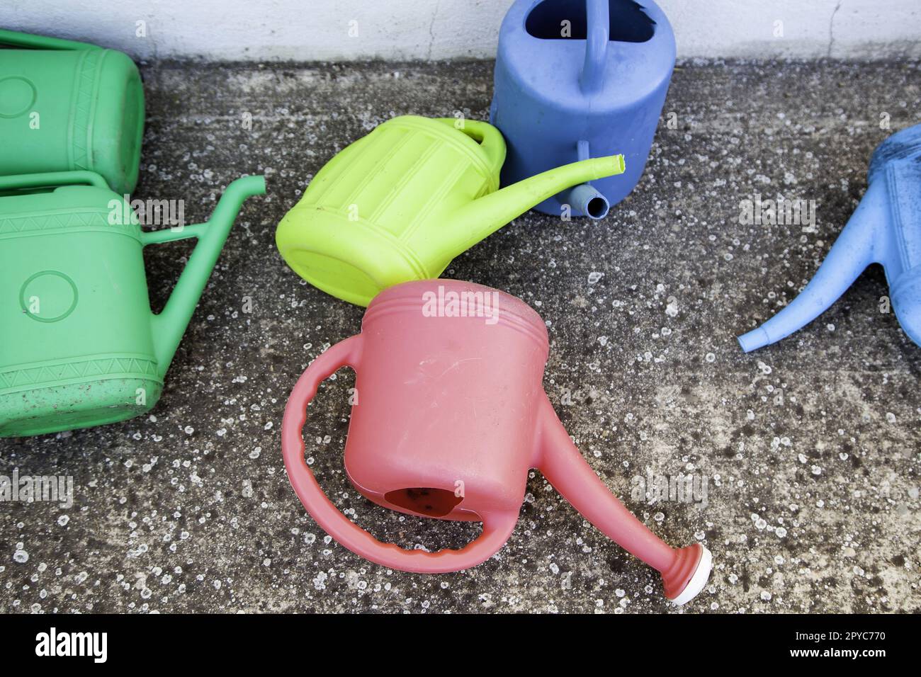 Annaffiatoi in plastica colorata Foto Stock