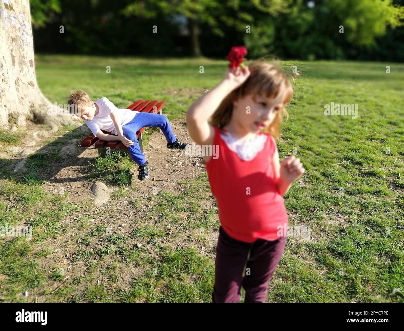 Il ragazzo è innamorato di una ragazza. Primo amore infelice. Foto parzialmente sfocata. Il ragazzo cade dalla panchina con l'impressione di una ragazza bellezza o delusione. Emozioni e gesti. Foto Stock