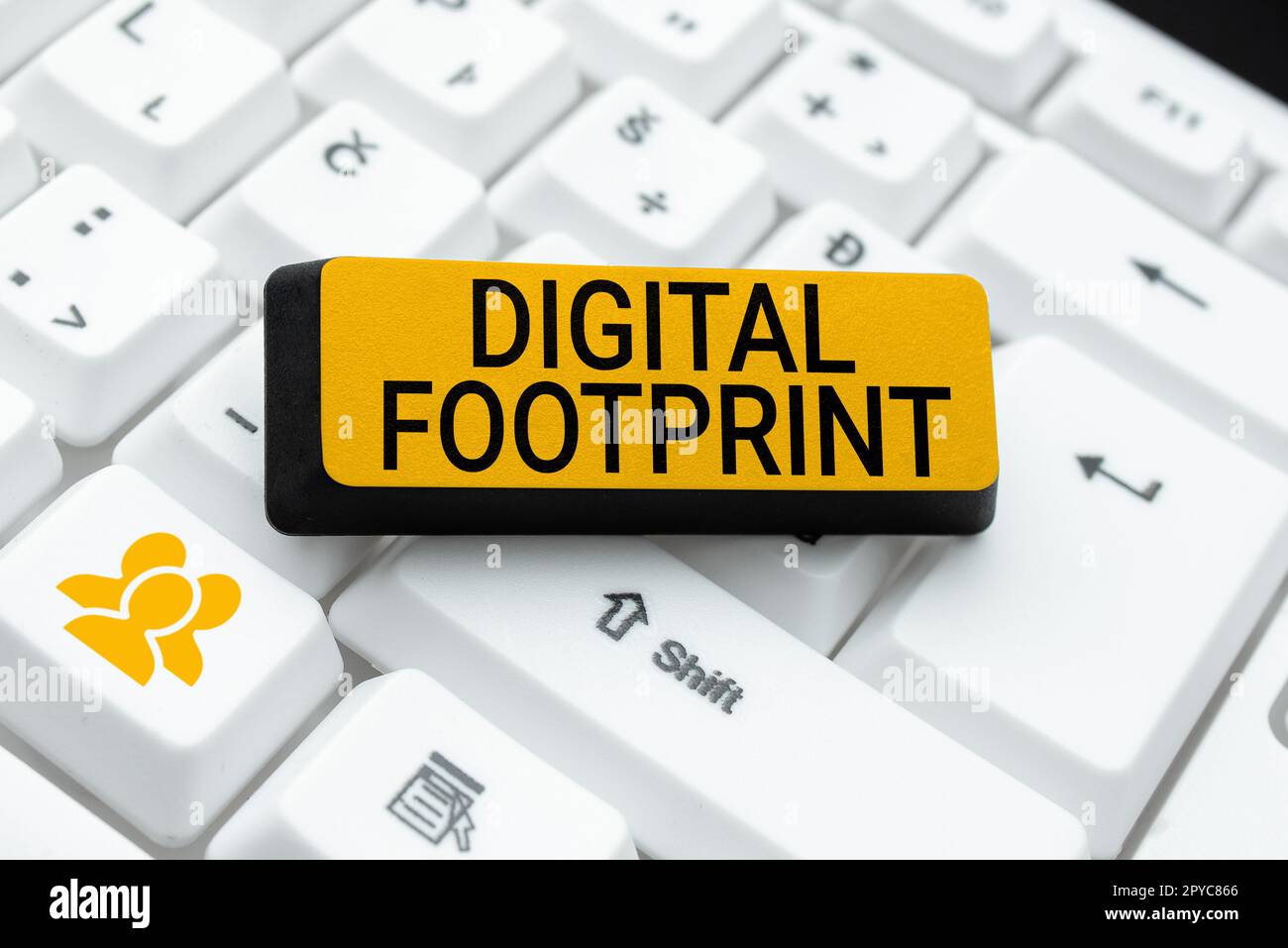 Visualizzazione del footprint digitale. Word for utilizza la tecnologia digitale per gestire il processo di produzione Foto Stock