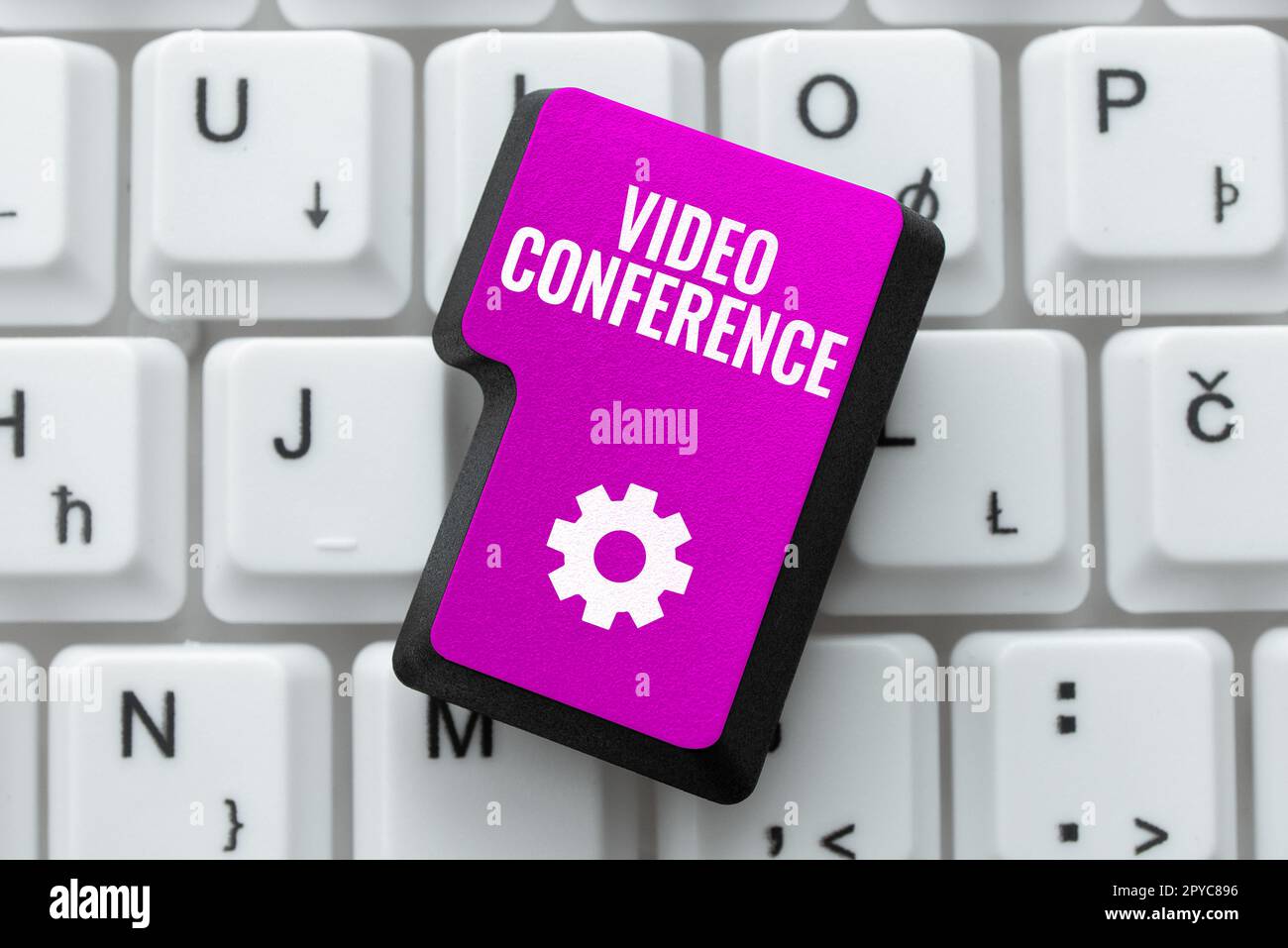 Mostra il segnale della videoconferenza. Foto concettuali le persone in luoghi remoti organizzano riunioni faccia a faccia Foto Stock