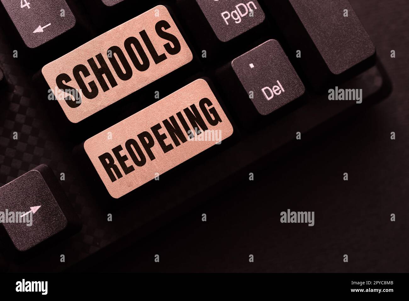 Scrittura visualizzazione testo riapertura scuole. Le classi di approccio aziendale sono terminate per il momento alla fine della giornata scolastica Foto Stock