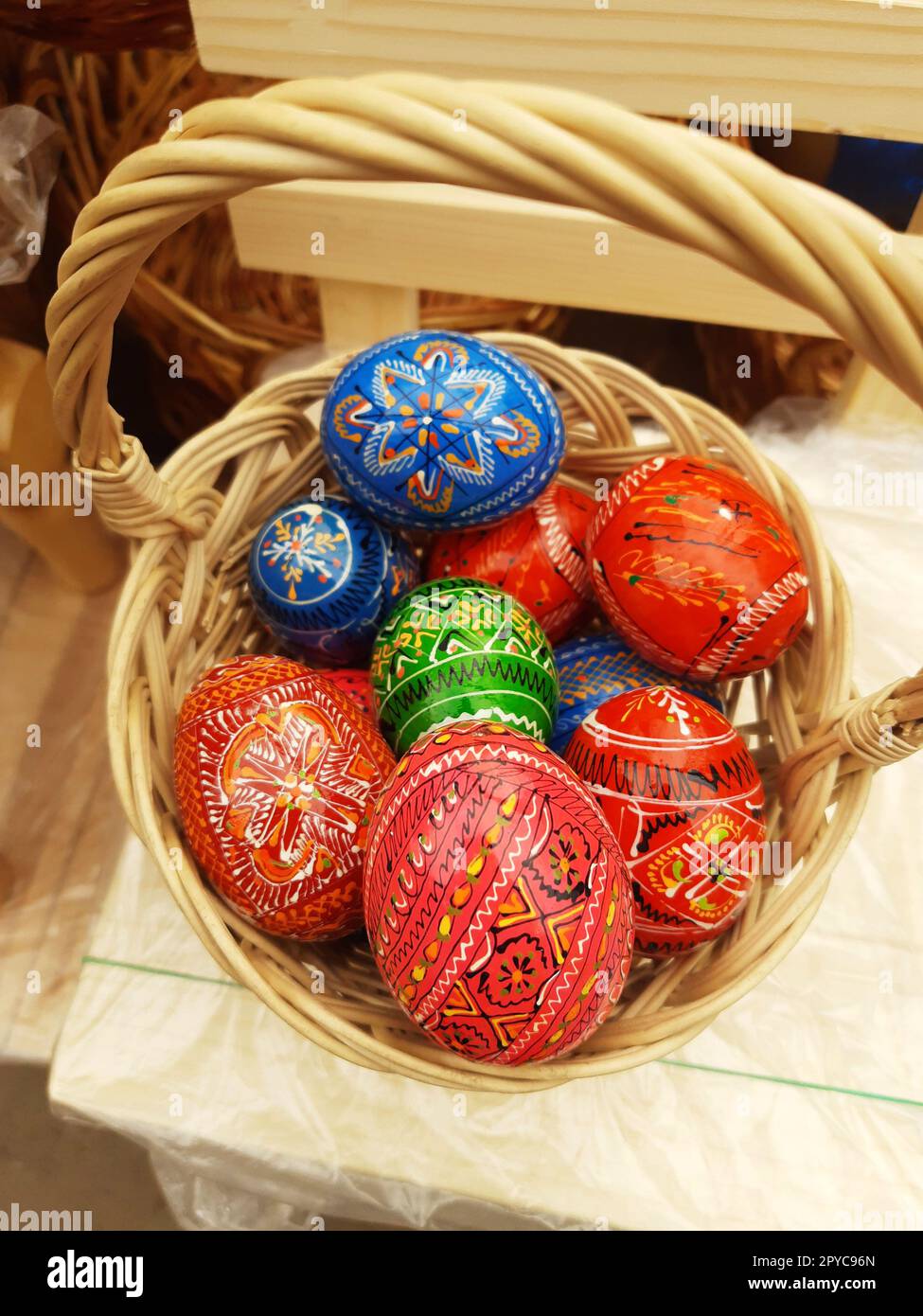 Uova di legno di Pasqua in un cestino da vicino Foto Stock