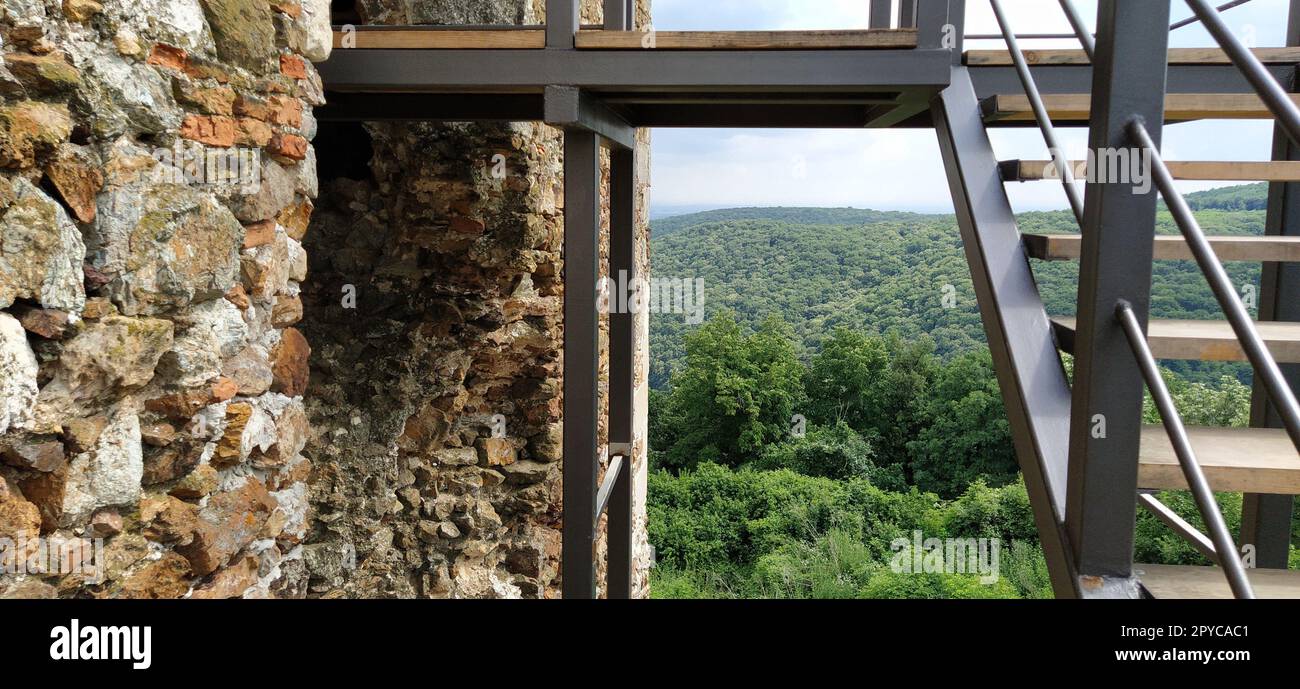 Rovine di un'antica fortezza a Vrdnik, Sremska Mitrovica, Vojvodina, Serbia. Antiche mura in pietra, distanze montane. Scala metallica per il cielo. Attrazioni turistiche di interesse storico. Foto Stock