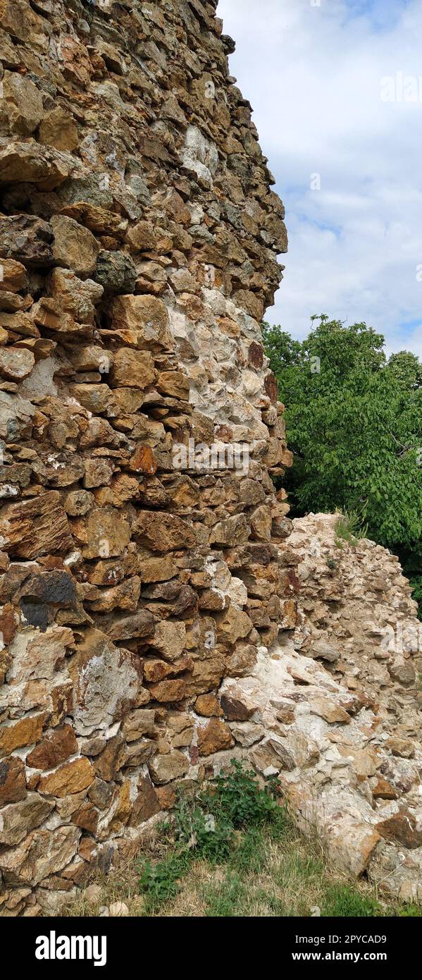 Rovine di un'antica fortezza a Vrdnik, Sremska Mitrovica, Vojvodina, Serbia. Antiche mura in pietra con catene montuose sullo sfondo. Monumenti storici Foto Stock