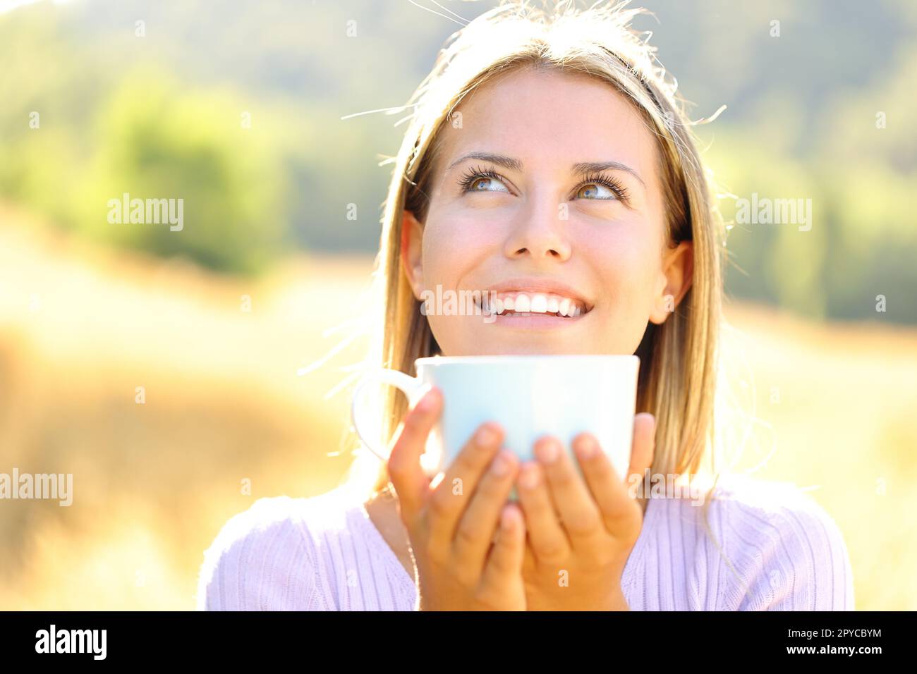 Felice adolescente che ride bevendo caffè in natura Foto Stock