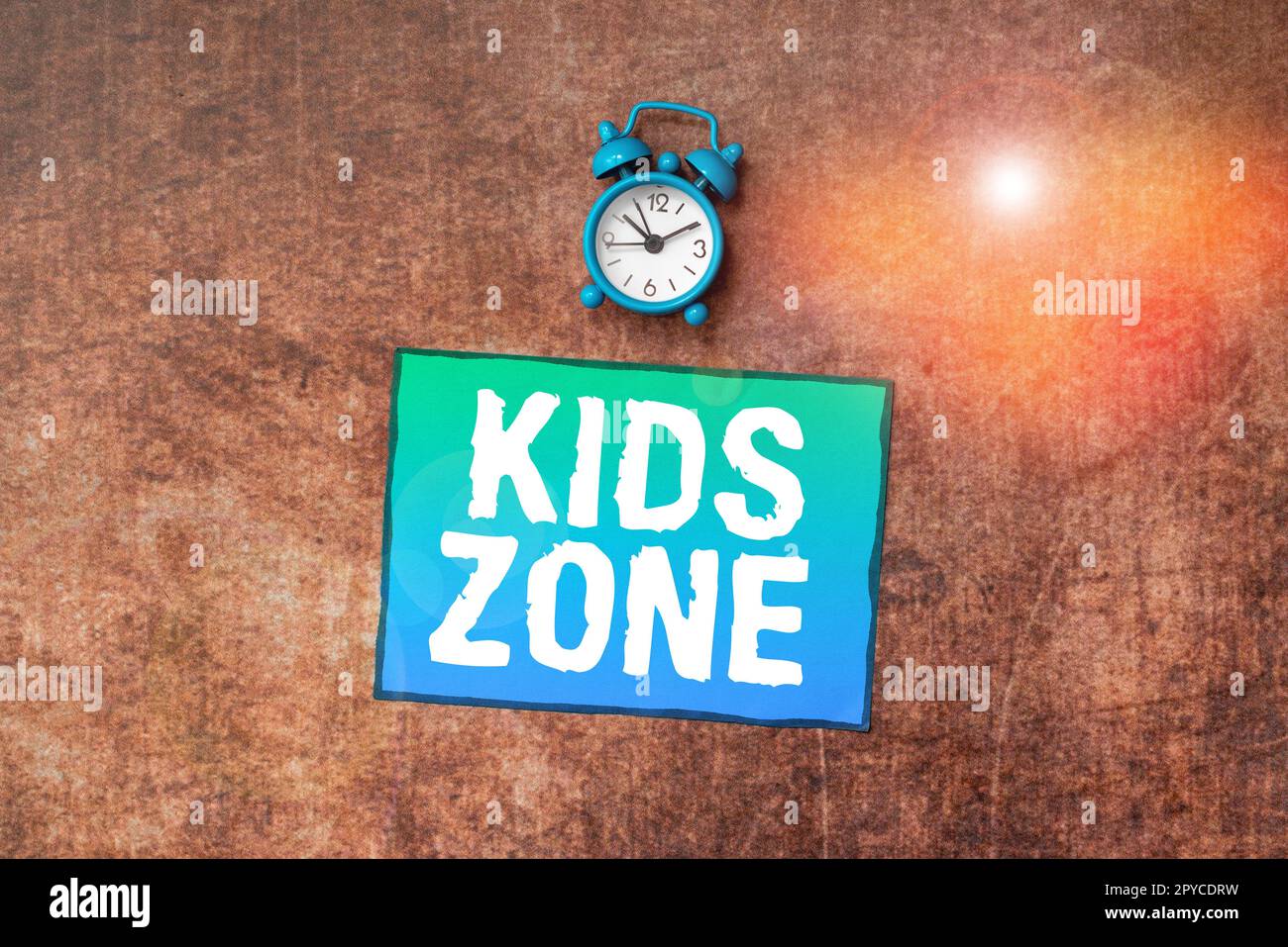 Cartello che mostra Kids zone. Parola per un'area o una regione progettata per consentire ai bambini di giocare e divertirsi Foto Stock