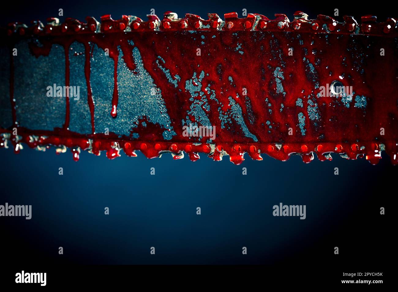motosega macchiata di sangue Foto stock - Alamy