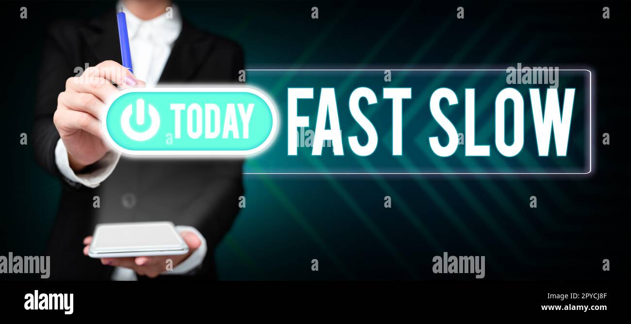 Segnale che visualizza Fast Slow (lento veloce). Approccio aziendale che si muove o procede con una velocità maggiore o minore rispetto al solito Foto Stock