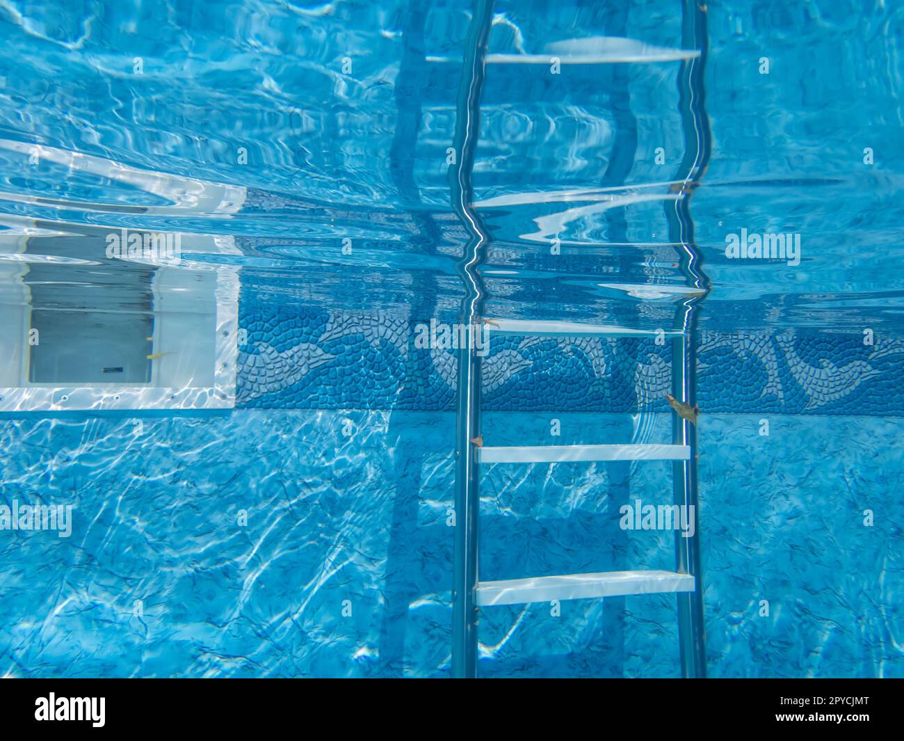 vista subacquea della scala della piscina e dello skimmer Foto Stock