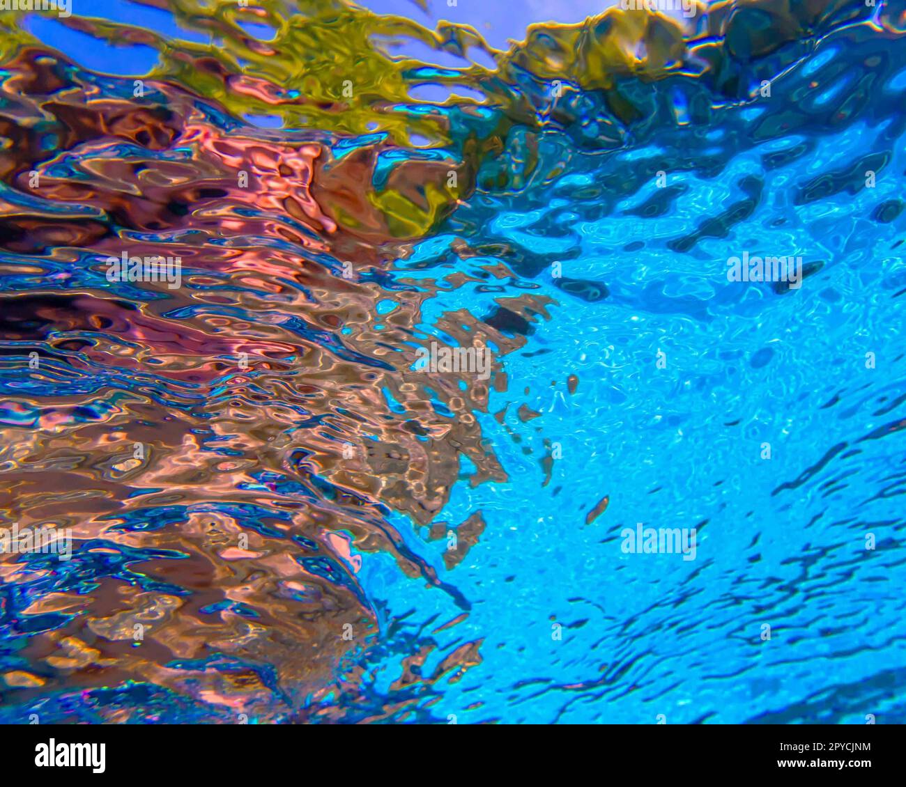 Riflesso astratto da sotto l'acqua della piscina con increspature e distorsione Foto Stock