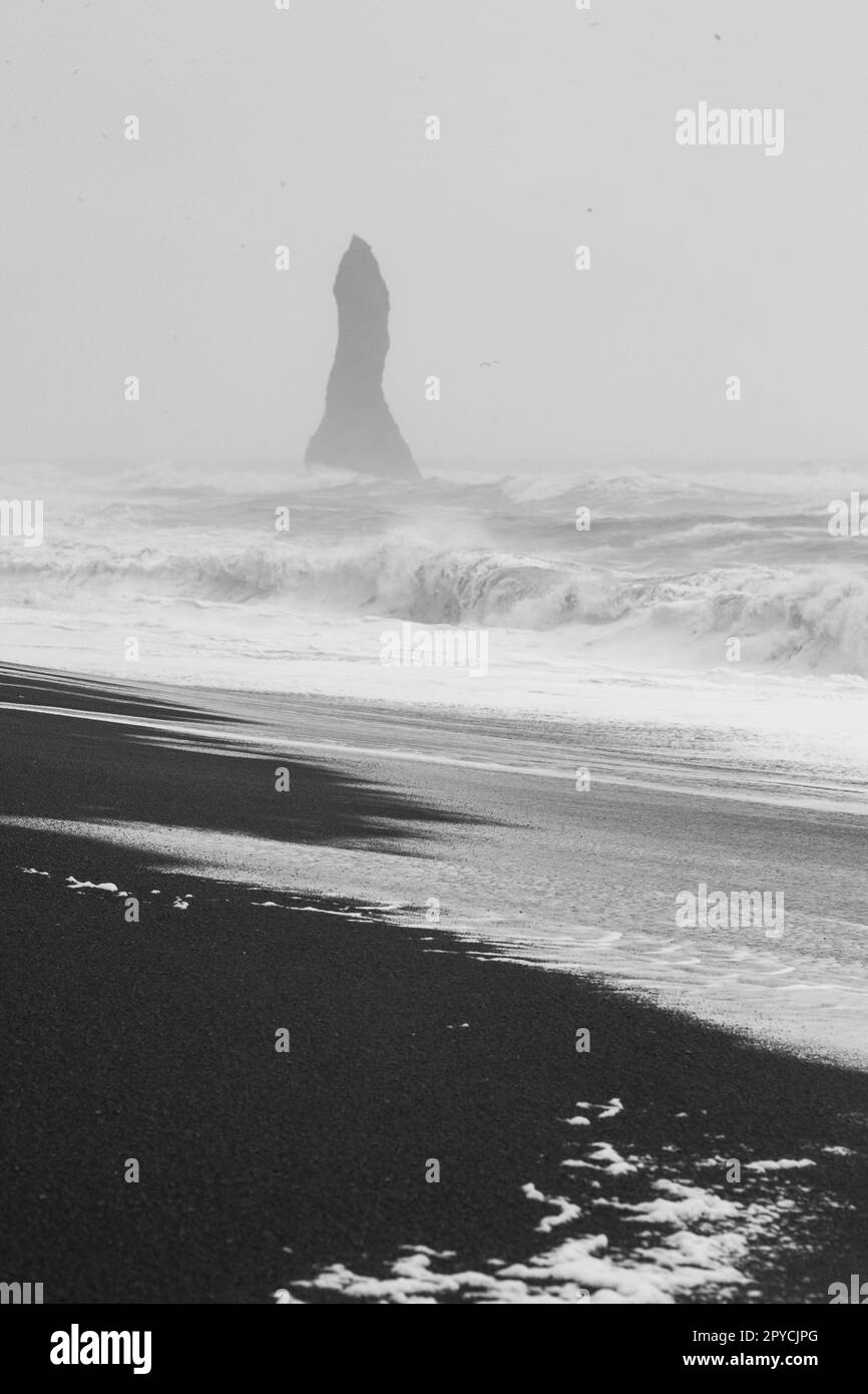 Scura scogliera basaltica in foto di paesaggio monocromatico marino Foto Stock