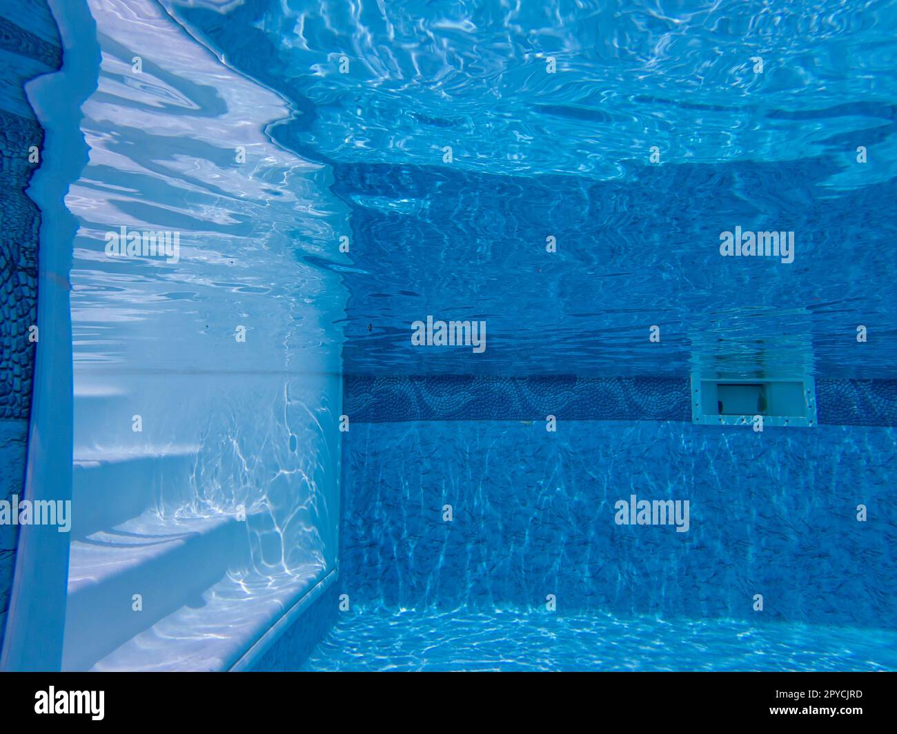 Vista subacquea della tranquilla piscina blu con gradini bianchi Foto Stock