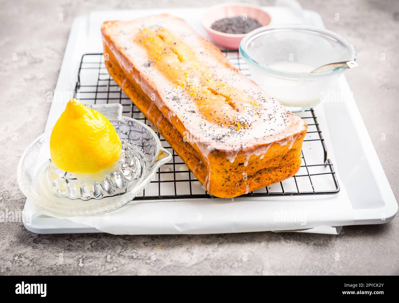 Torta di papavero al limone con glassa dolce allo zucchero Foto Stock