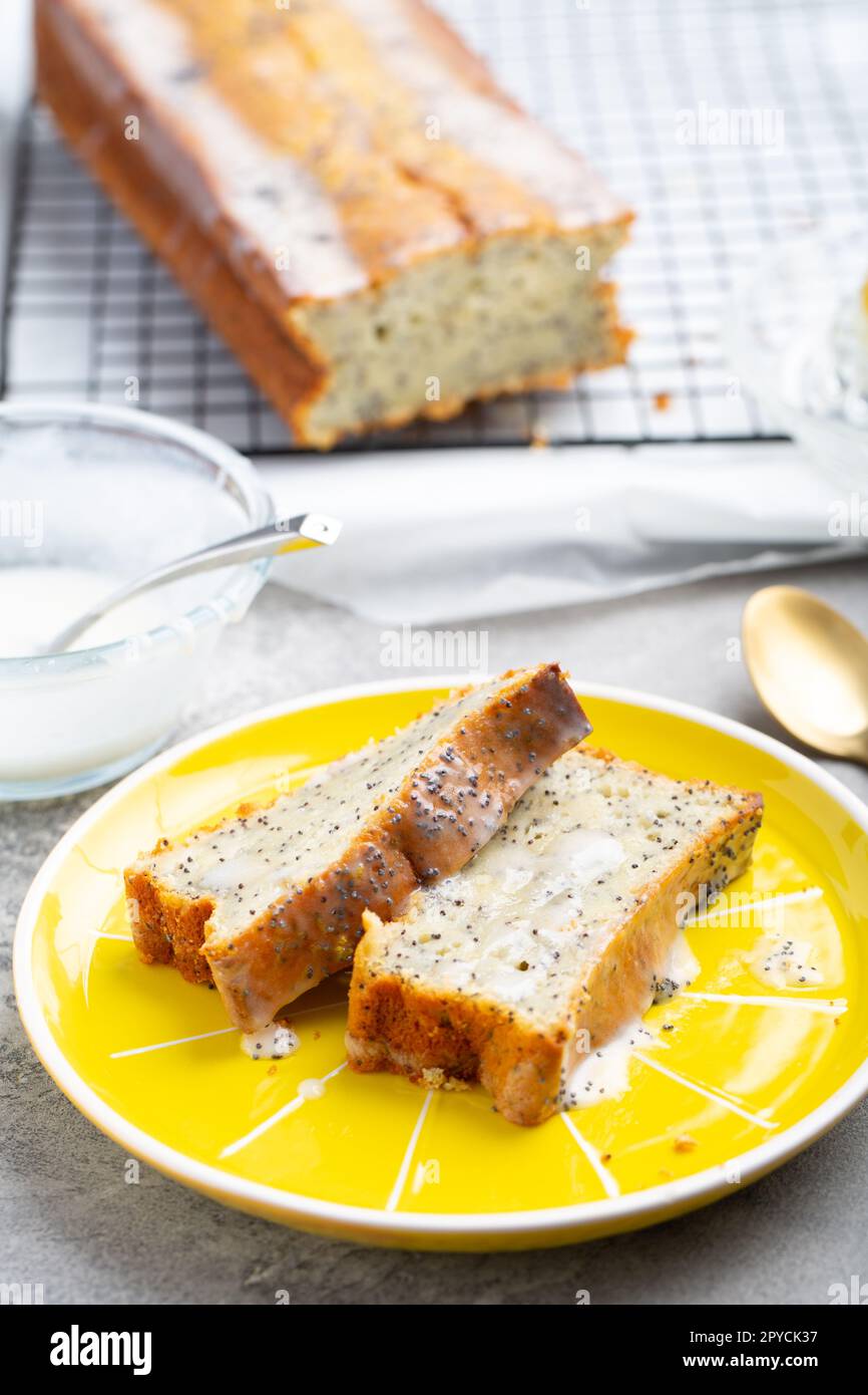 Torta di papavero al limone con glassa dolce allo zucchero Foto Stock