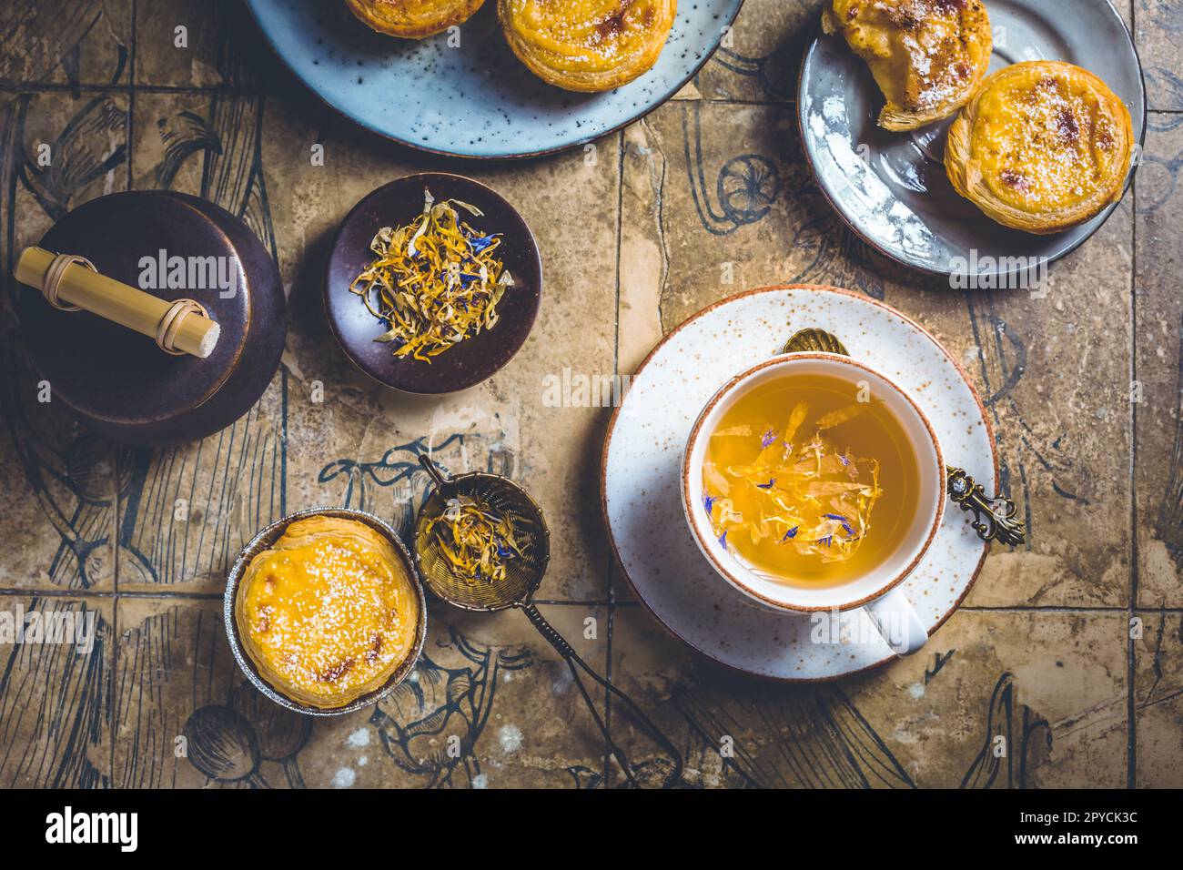 Pastel de nata con tazza di tisana, uova dolci portoghesi e pasta sfoglia Foto Stock